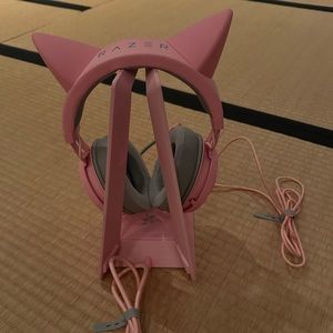 Razer kraken kitty pink headphones and base station chrome stand